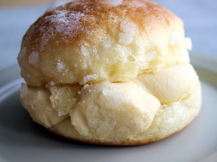 生地から飛び出すほどクリームがたっぷり