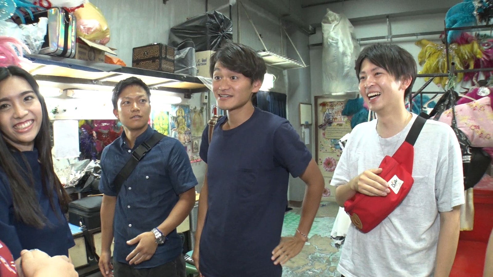 男子メンバーも女装することに…／「あいのり：Asian Journey」第15話より（C）フジテレビ