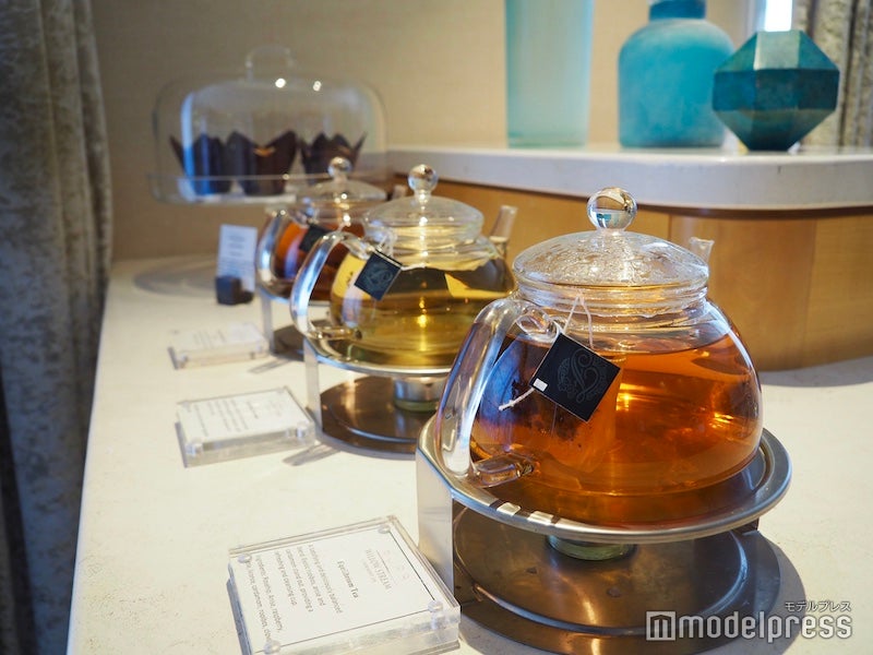 3種類のオーガニックティー、デトックスウォーター、マフィンが用意されている（C）モデルプレス