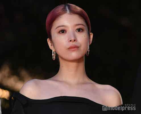 馬場ふみか、美デコルテ大胆披露 King Gnu井口理と登場で色気溢れる<第35回東京国際映画祭>