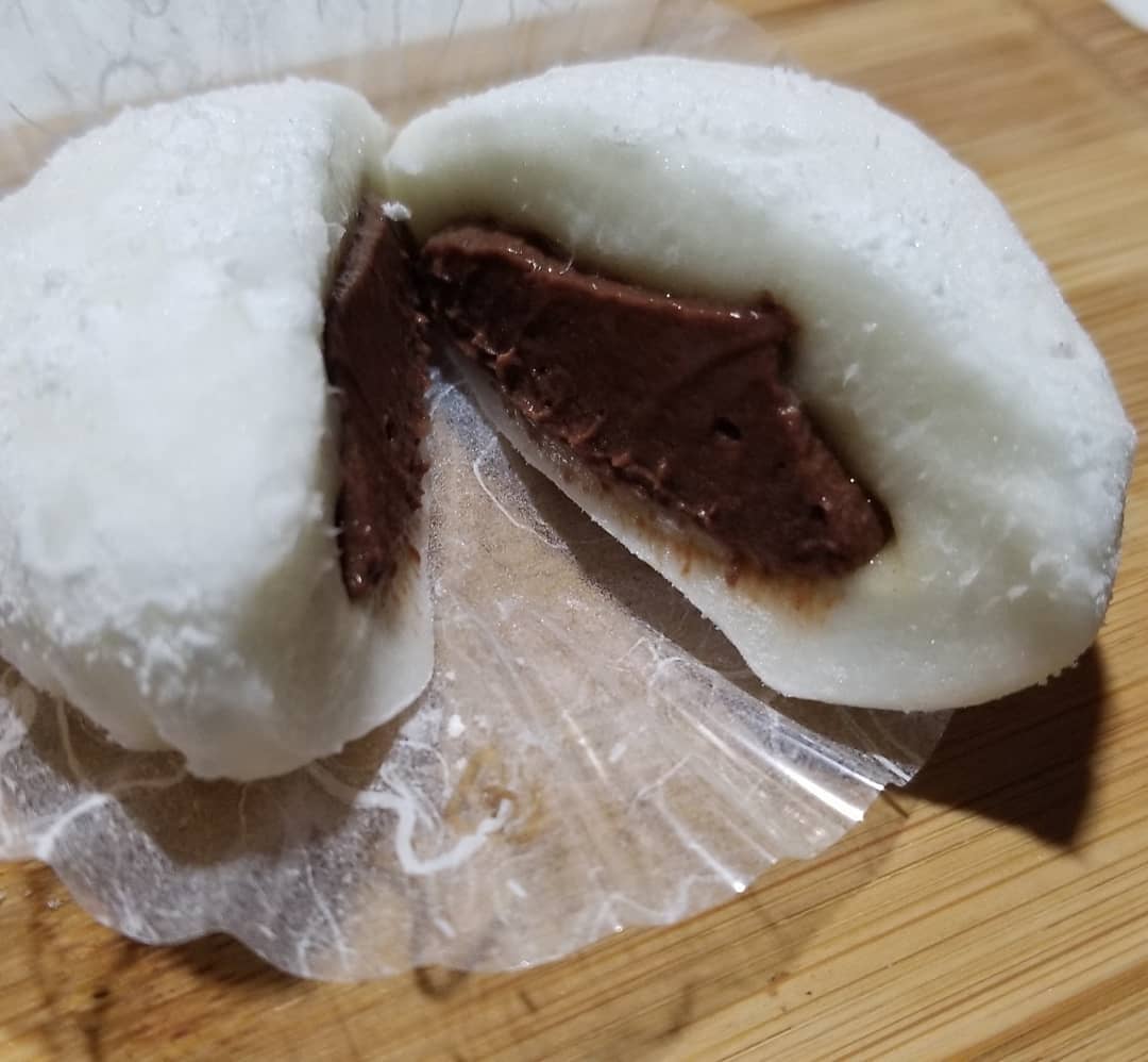 セブンイレブンの生チョコクリーム大福を半分に切った写真