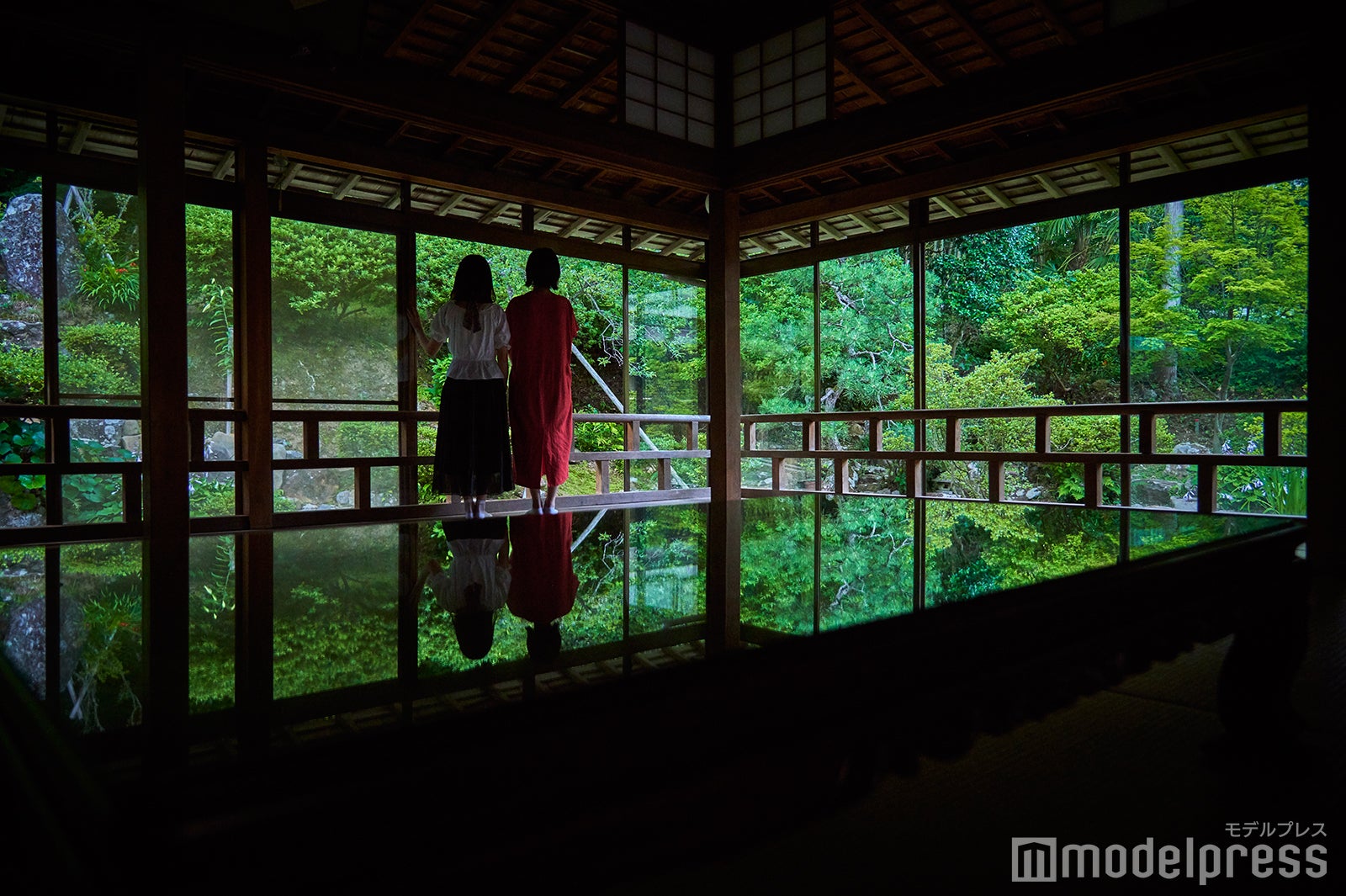 幻想的な雰囲気の中でパチリ （C）モデルプレス