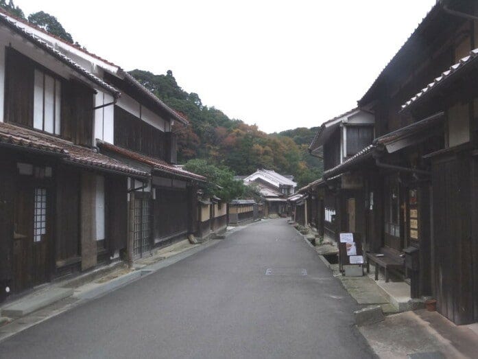 石見銀山・大森地区の古い町並み。赤い石州瓦の屋根の家が続きます（2012年11月撮影）
