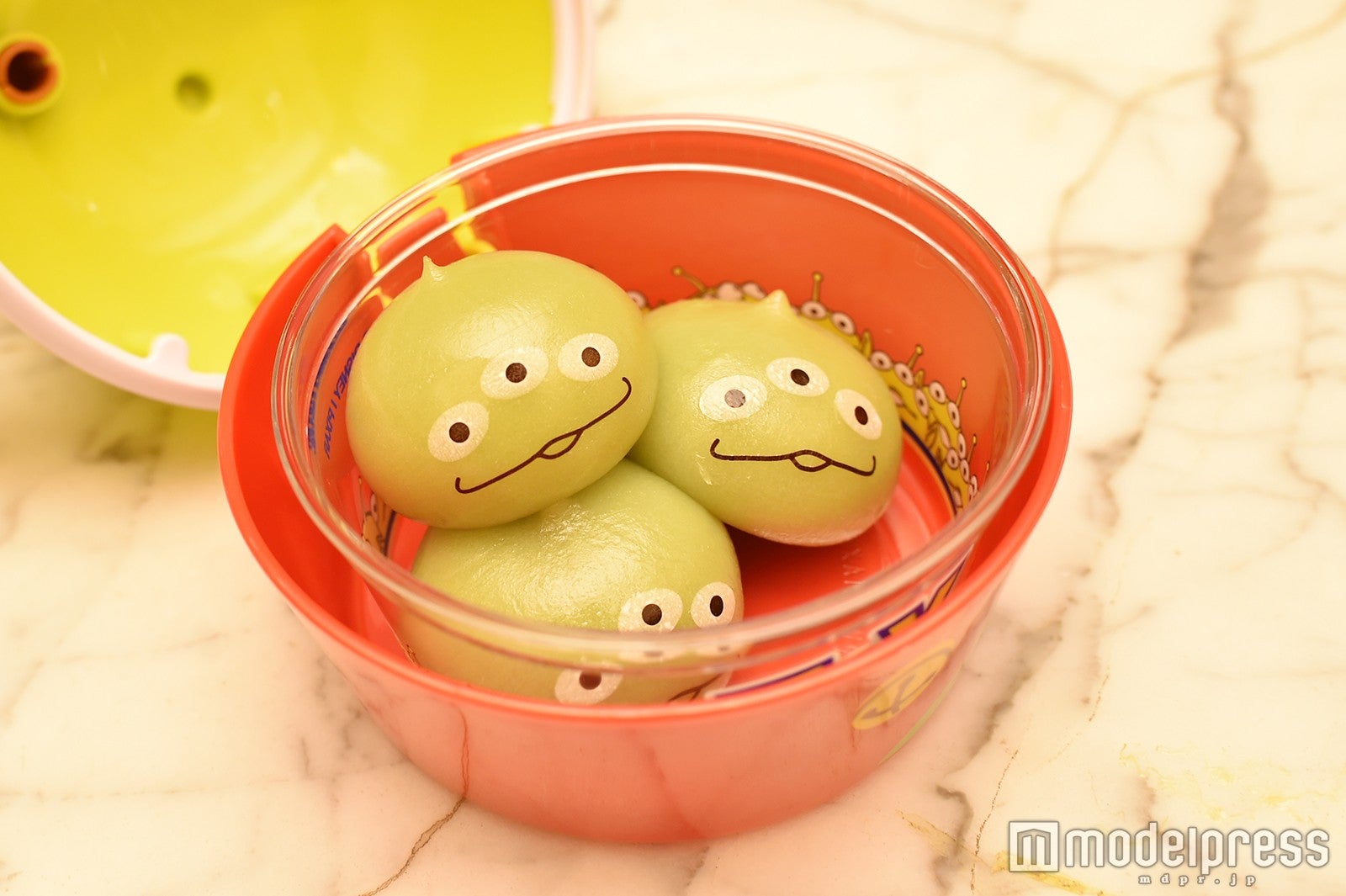 リトルグリーンまん、スーベニアケース付き¥880（C）モデルプレス