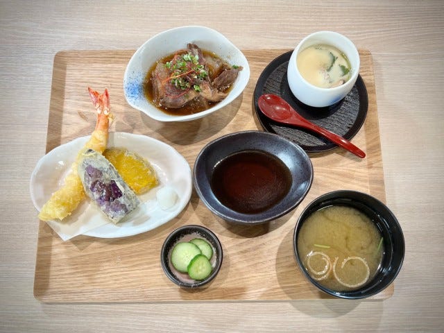 目の前で炊きあがる釜飯と20品の前菜にうっとり♡