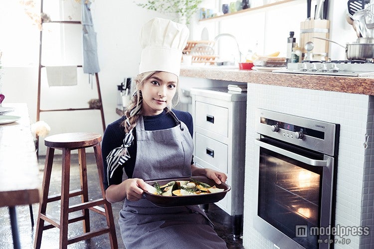 初のレシピBOOK「Rola’s Kitchen」を発売するローラ（画像提供：エムオン・エンタテインメント）