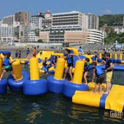 熱海サンビーチに初設置された「熱海サンビーチウォーターパーク」/画像提供:熱海市【モデルプレス】