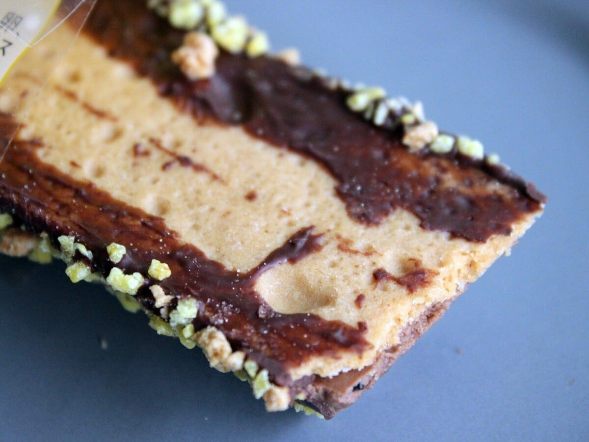 コーティングチョコレートのビターな風味が全体の引き締め役に