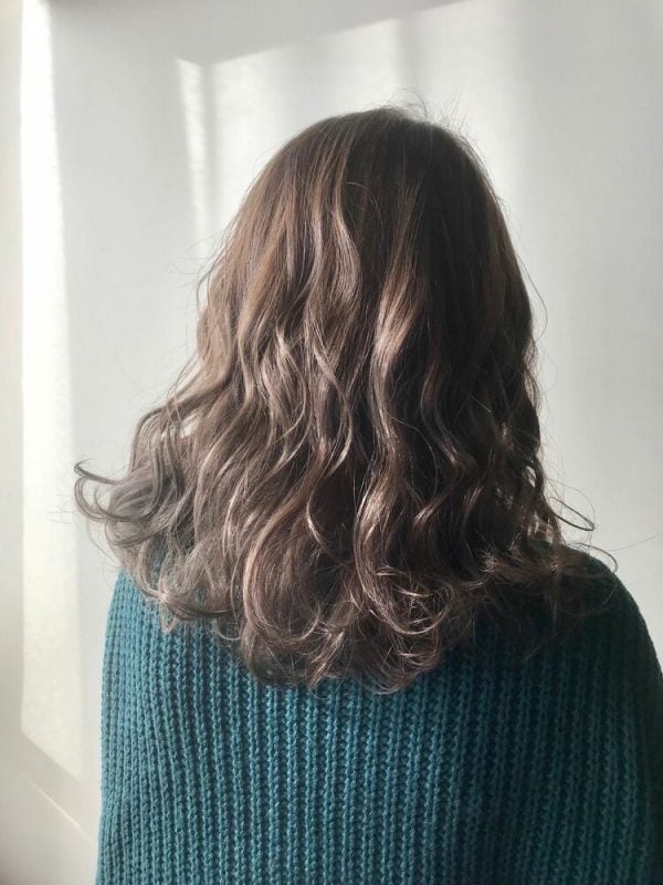 40代だから似合うアッシュベージュの髪色って 綺麗な髪に見せる魅力的なヘアカラー モデルプレス