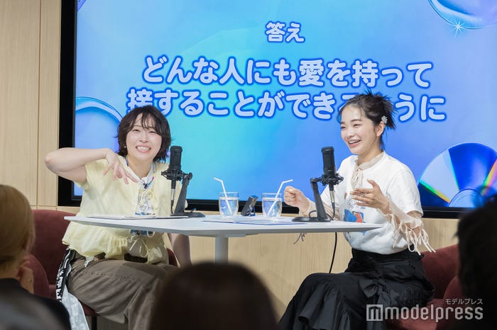丸山礼、見上愛(C)モデルプレス