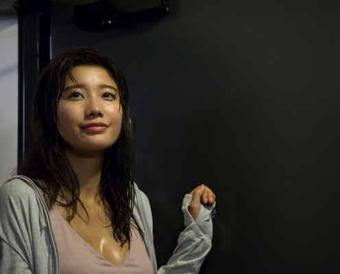 “リアル峰不二子”小倉優香、谷間あらわな湯上がりSEXYシーン「濡れてる」「色気でのぼせそう」視聴者興奮 驚きの素顔も明らかに…?<フリンジマン第9話>