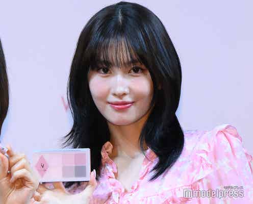 TWICEモモ、ミニスカワンピ姿で圧巻の脚線美 毎朝のメイクルーティン明かす