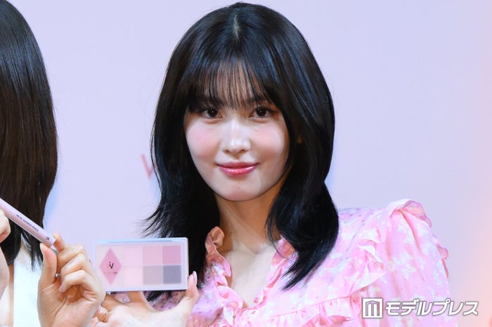TWICEモモ、ミニスカワンピ姿で圧巻の脚線美 毎朝のメイクルーティン明かす