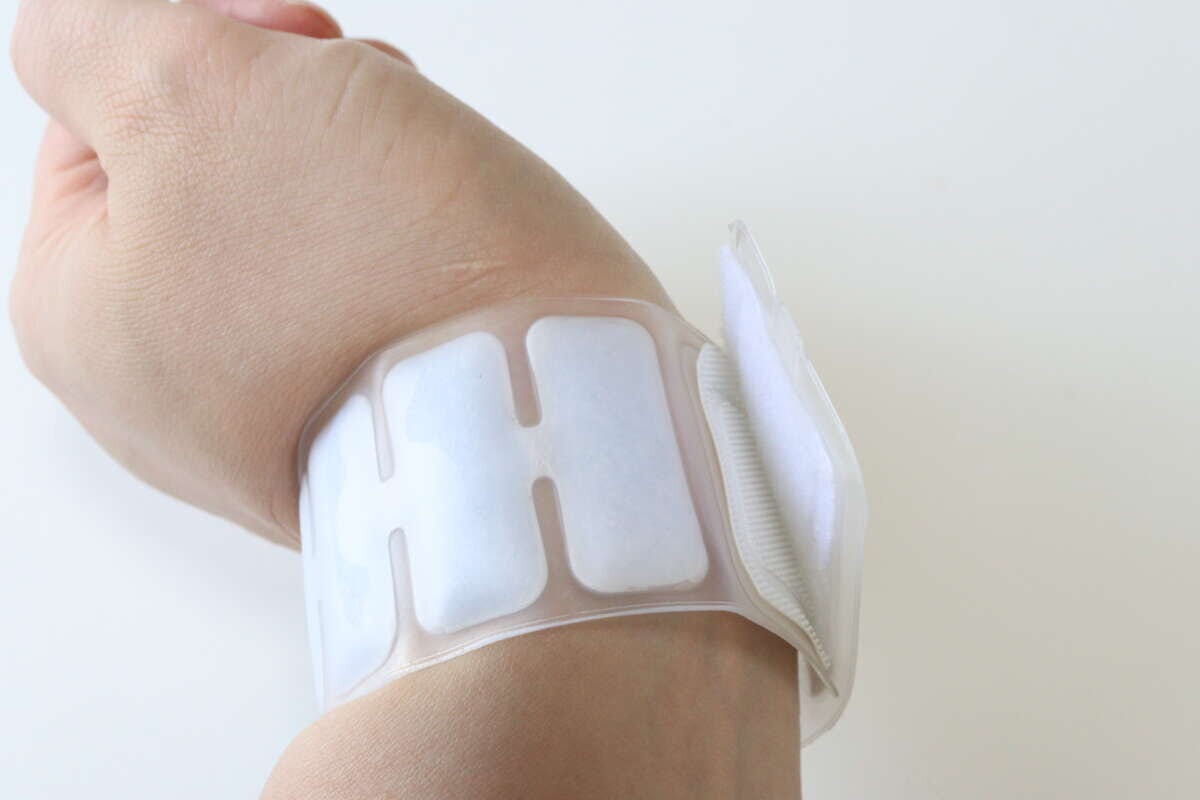 ダイソーのクールリストバンドは面ファスナーで手首に巻き付けて使う