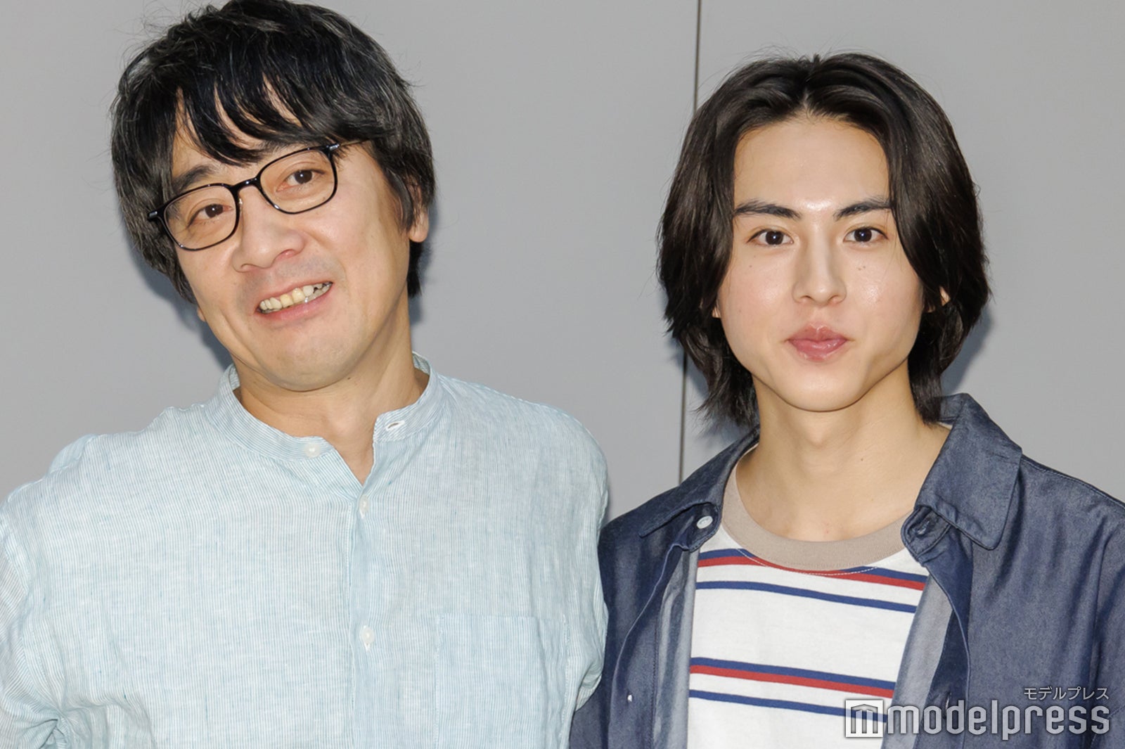 肩を組む山崎まさよし、酒井大成（C）モデルプレス