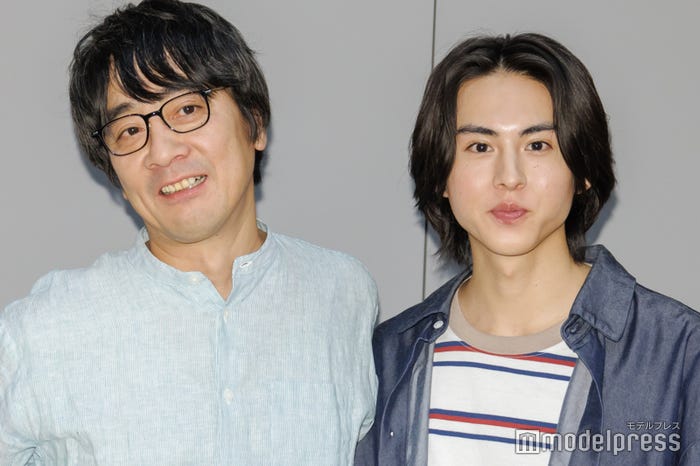 肩を組む山崎まさよし、酒井大成(C)モデルプレス