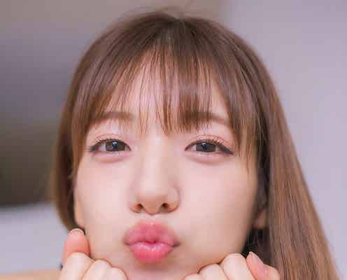 星島沙也加、あざとカワイイ“キス顔”披露 「GIRLS graph.」誌面カット公開