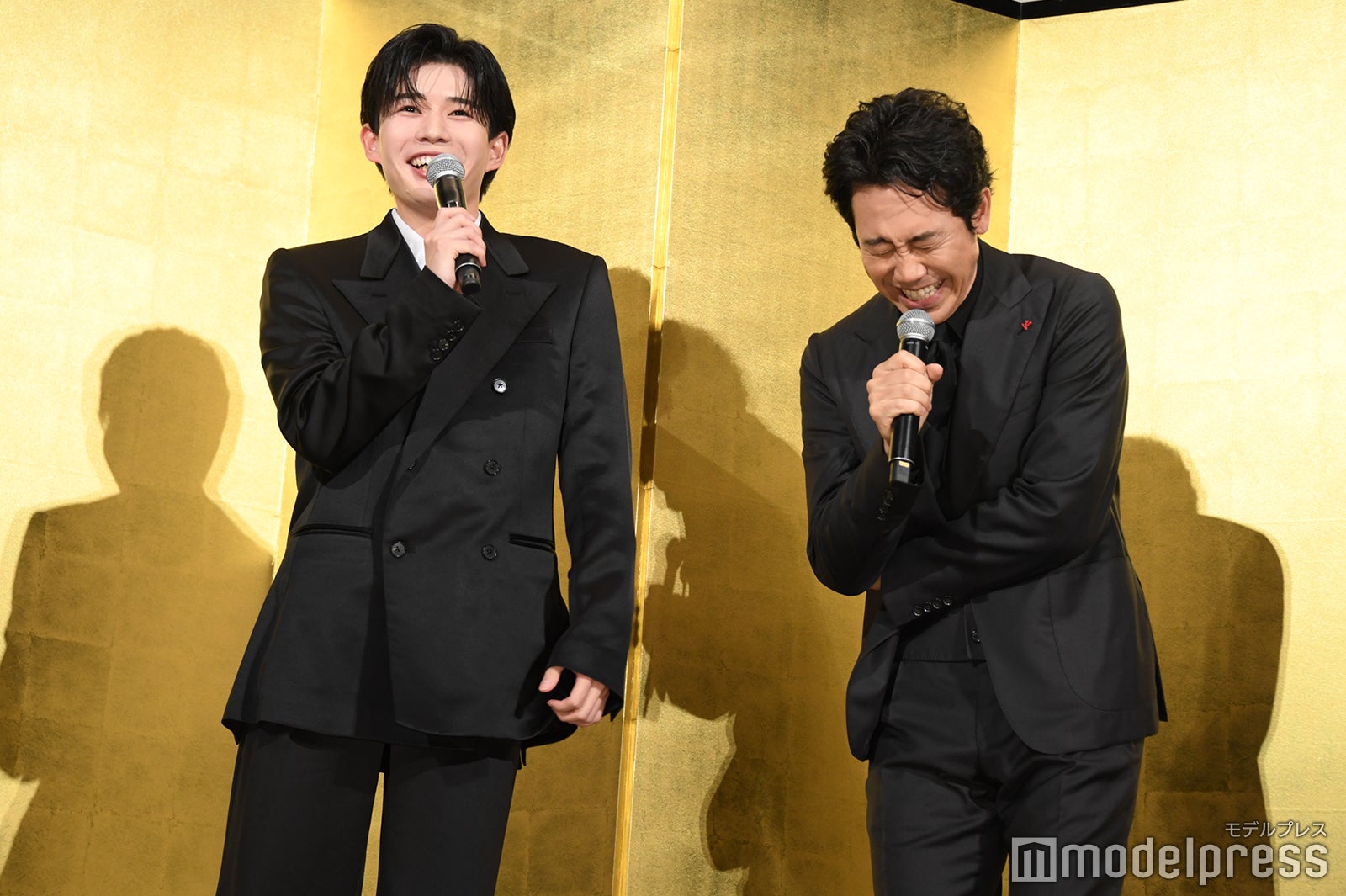 自由な発言をして笑いがとまらない大泉洋、どうにかフォローする長尾謙杜（C）モデルプレス