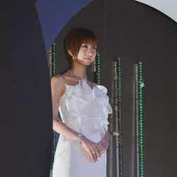 巨大金庫から登場した篠田麻里子