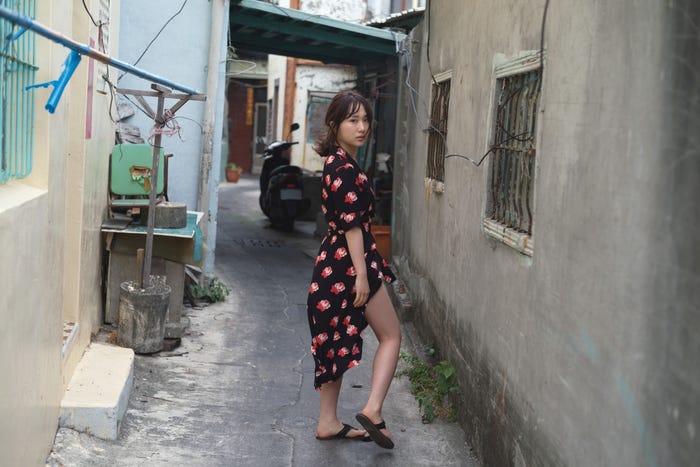 高橋朱里【撮影:佐藤裕之/高橋朱里1st写真集 曖昧な自分(講談社)より】