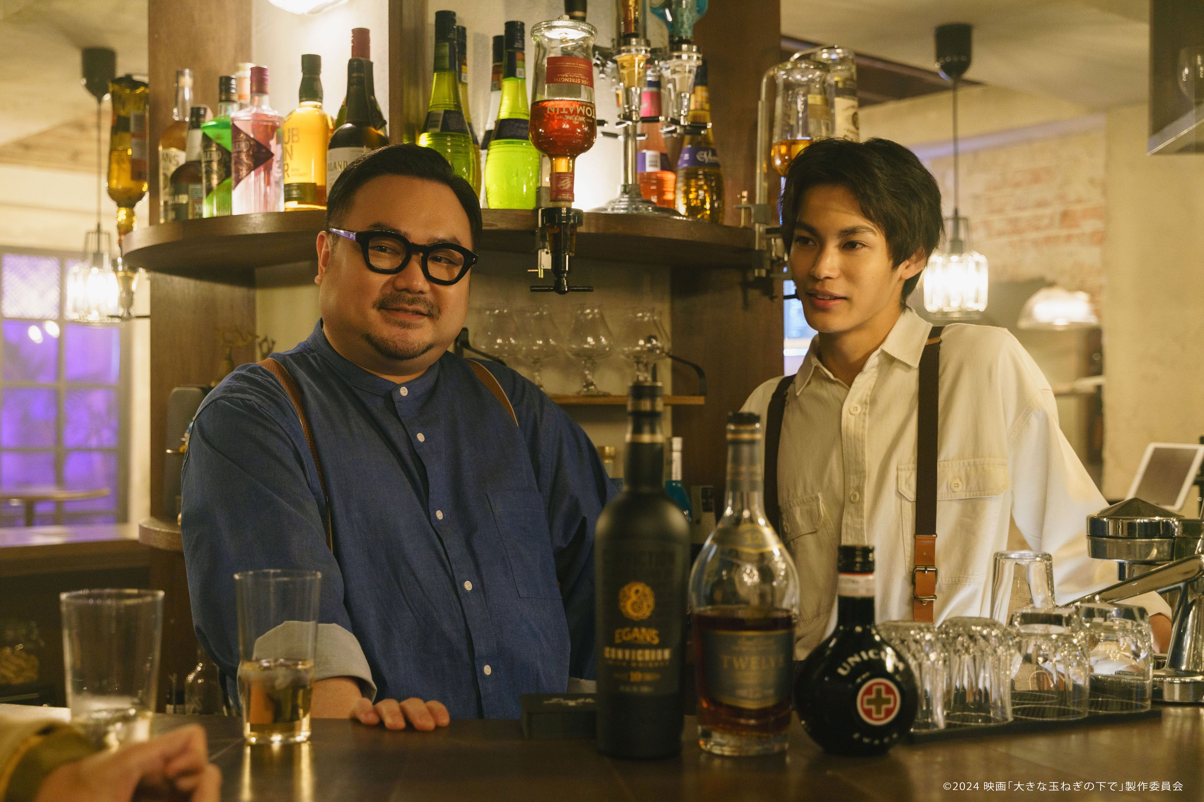 休日課長、神尾楓珠／映画「大きな玉ねぎの下で」場面写真（C）2024 映画「大きな玉ねぎの下で」製作委員会