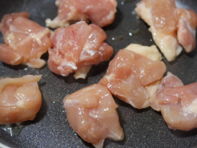 フライパンにごま油を熱し、鶏もも肉を皮目から焼く。