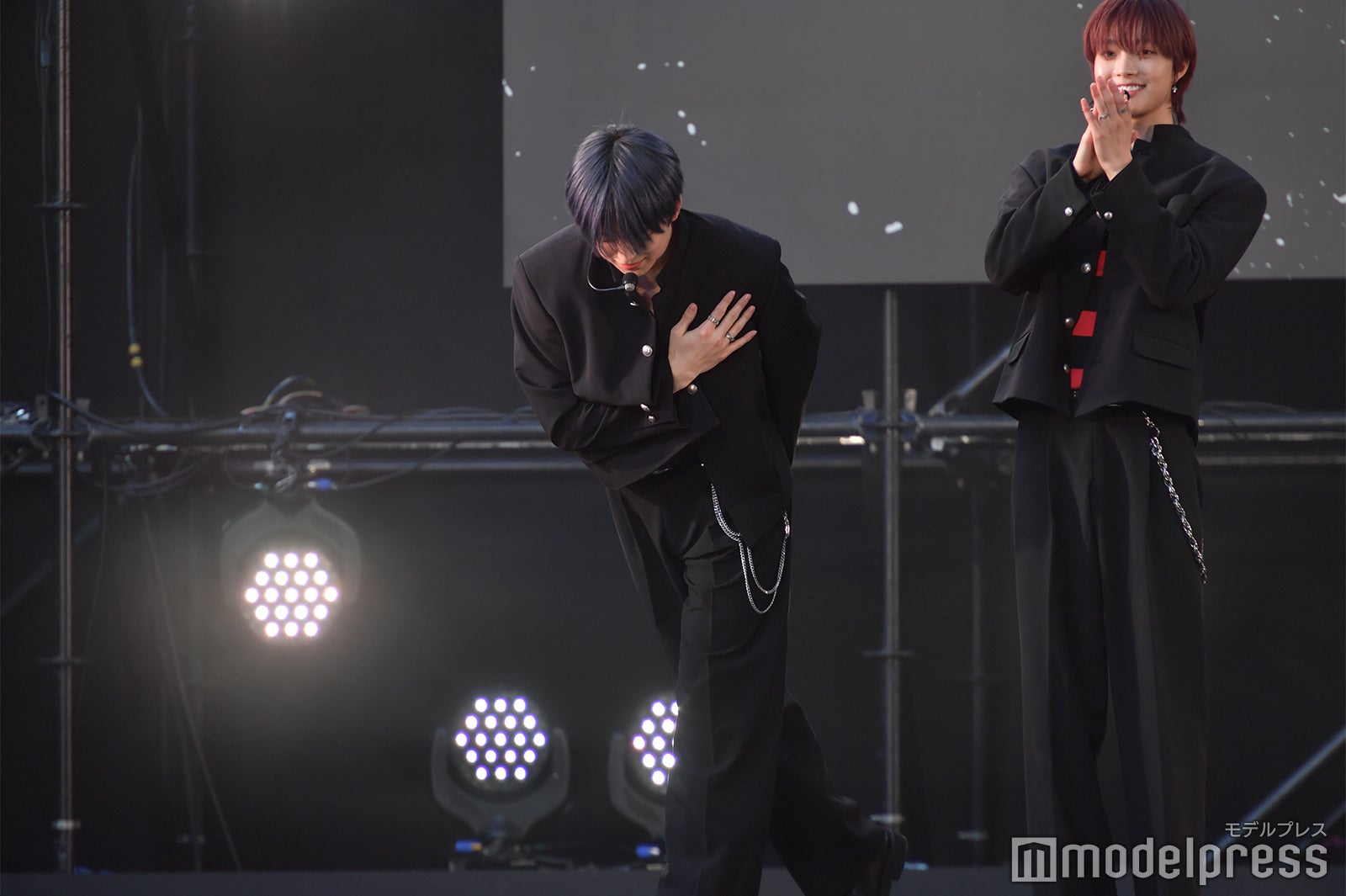 メンバーとLUNEを守るFUMA／&TEAM（C）モデルプレス