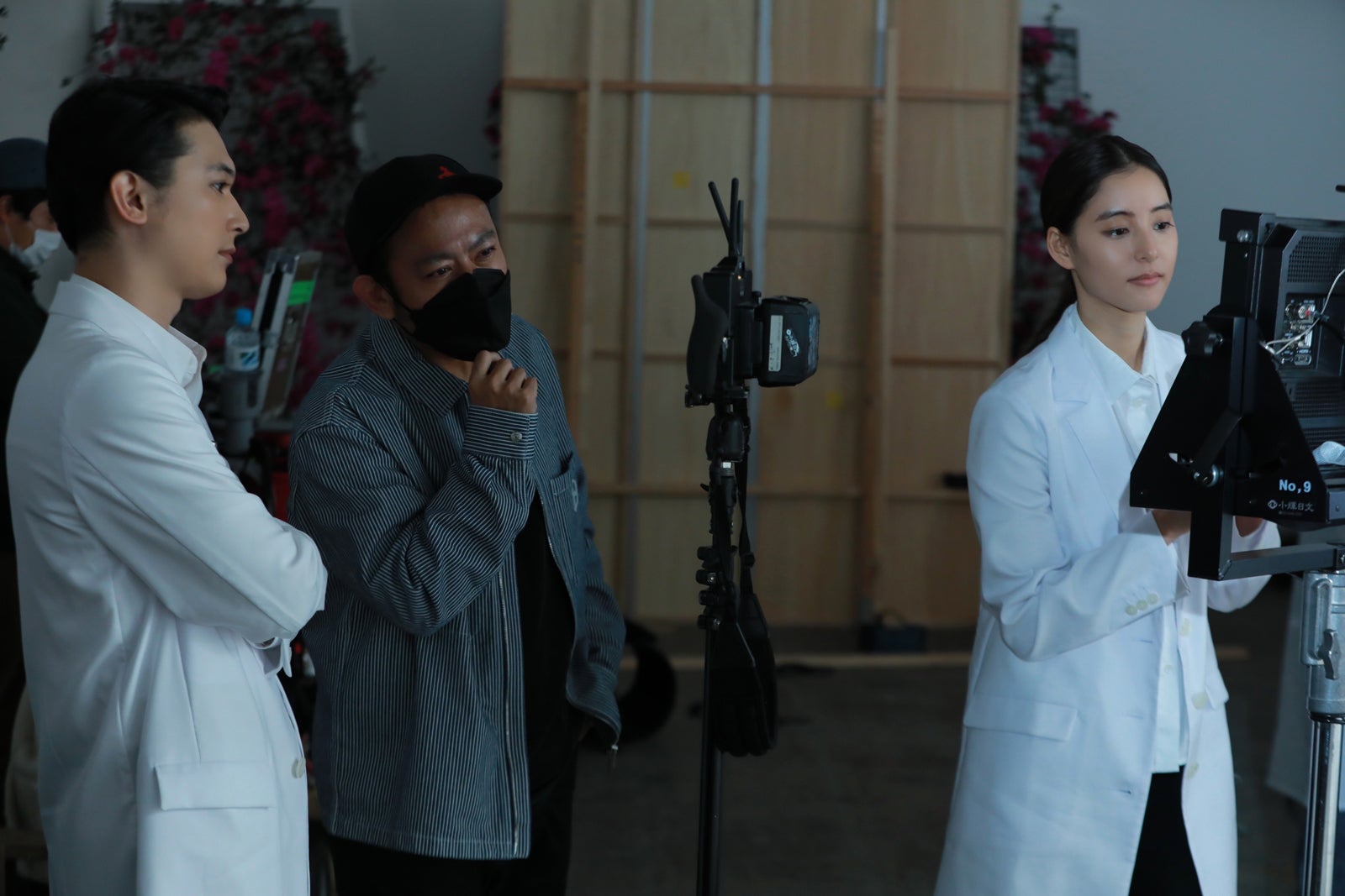 （左から）吉沢亮、新木優子