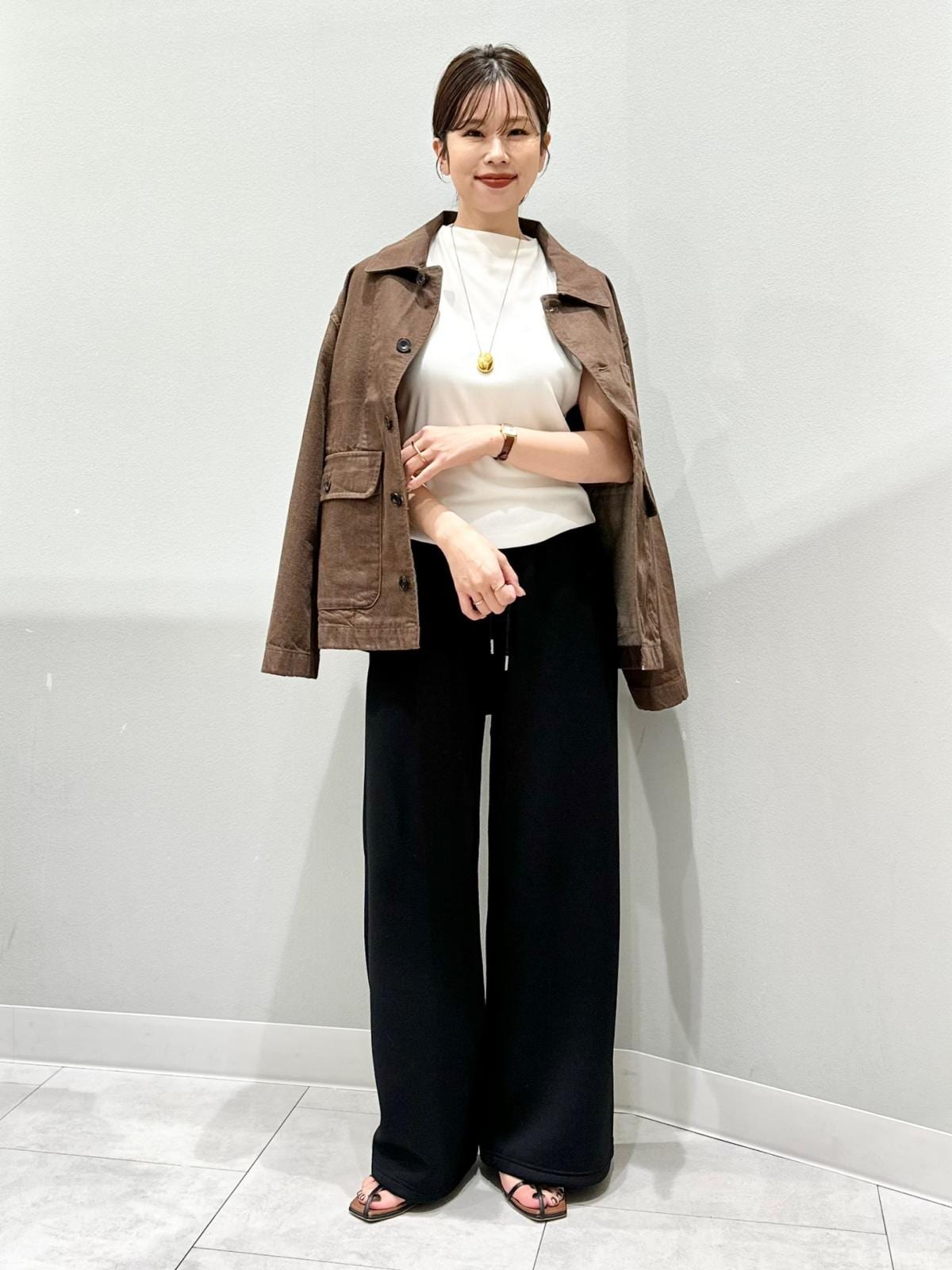 カジュアルなジャケットで抜け感を出して　出典：StyleHint