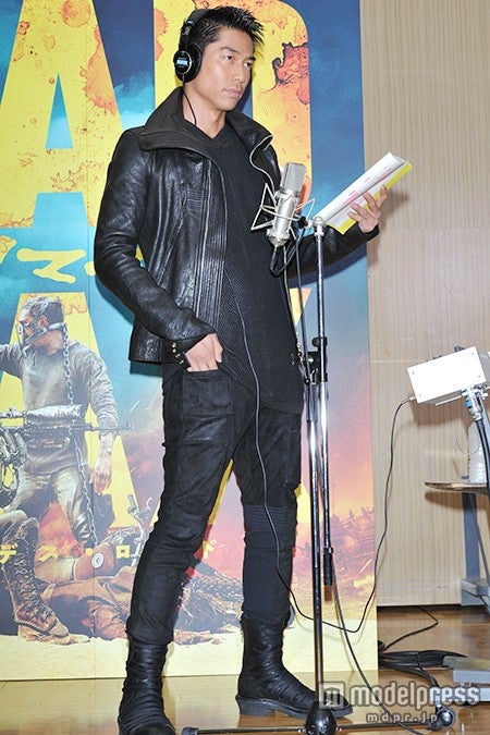 アフレコ中の様子／EXILEのAKIRA