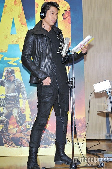 アフレコ中の様子/EXILEのAKIRA