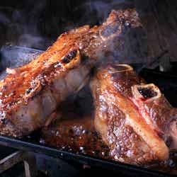 肉最強伝説【骨付きカルビステーキ】/画像提供:AATJ