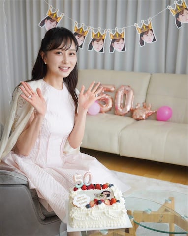 「奇跡の50歳だ」美容家・石井美保、若々しいバースデー姿に「30歳くらいにしか見えません」