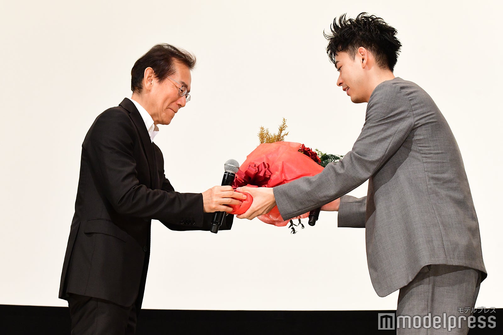 周防正行監督、成田凌（C）モデルプレス