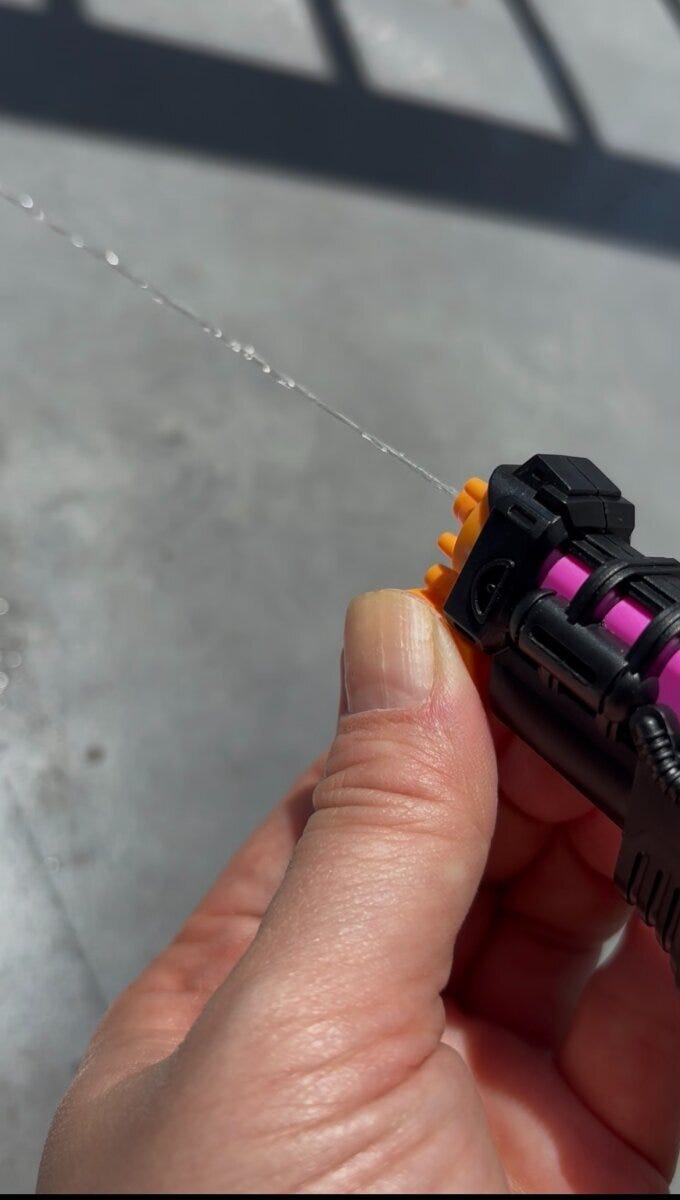 ダイソーのキーホルダー（ミニ水鉄砲）の使用例