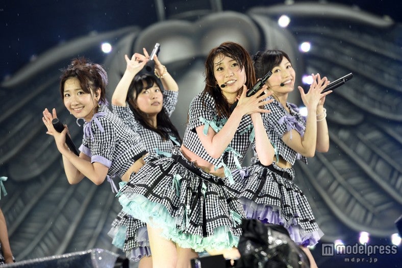 「大島優子卒業コンサート in 味の素スタジアム ～6月8日の降水確率56％（5月16日現在）、てるてる坊主は本当に効果があるのか？～」（C）AKS