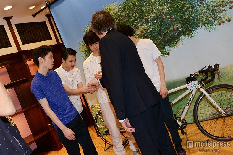 ポール・スミス氏と握手をする「MEN’S NON-NO」専属モデルたち