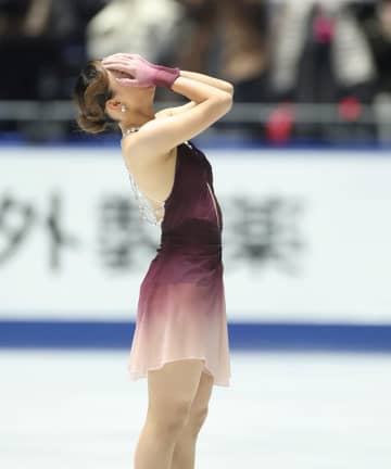 有終5連覇の坂本花織にライバル、仲間たちが涙、涙 樋口が号泣、三原が祈る姿にファンも感動「涙腺崩壊した」「あんな演技見せられたらそりゃ泣くさ！」