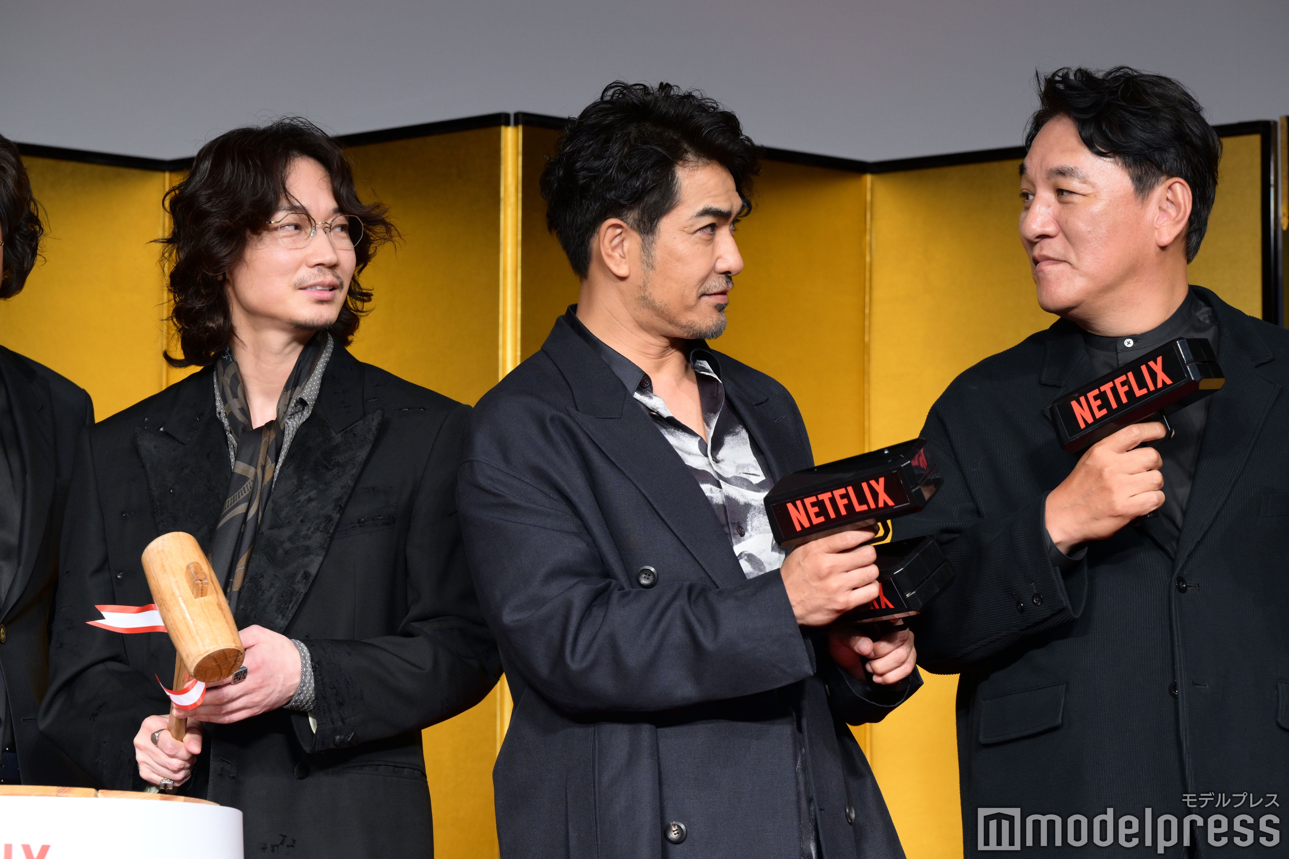 綾野剛、北村一輝、ピエール瀧（C）モデルプレス