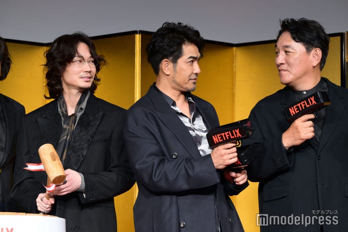 綾野剛、北村一輝、ピエール瀧(C)モデルプレス