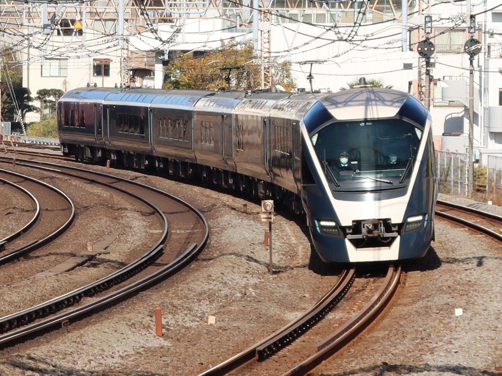 伊豆へ向かう豪華リゾート特急「サフィール踊り子」