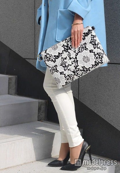 黒地に白レースが映えて合わせやすさも◎総フラワーレースクラッチバッグ/画像提供:「DEVILISH TOKYO」