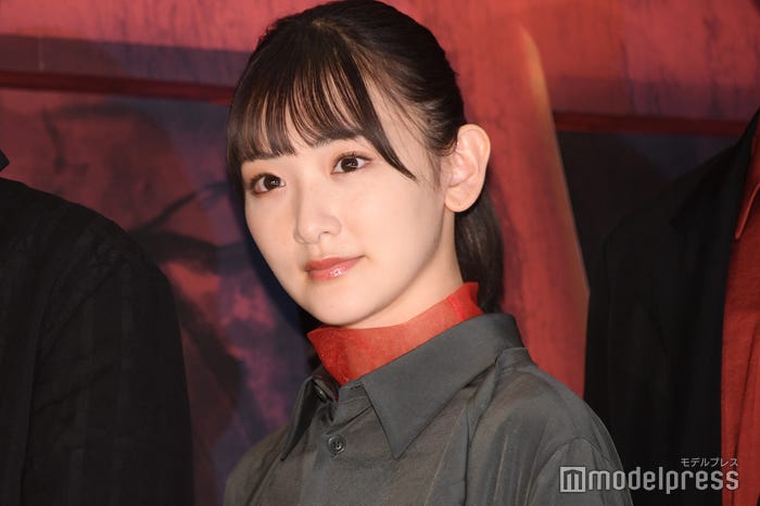 黒髪の生駒里奈(C)モデルプレス