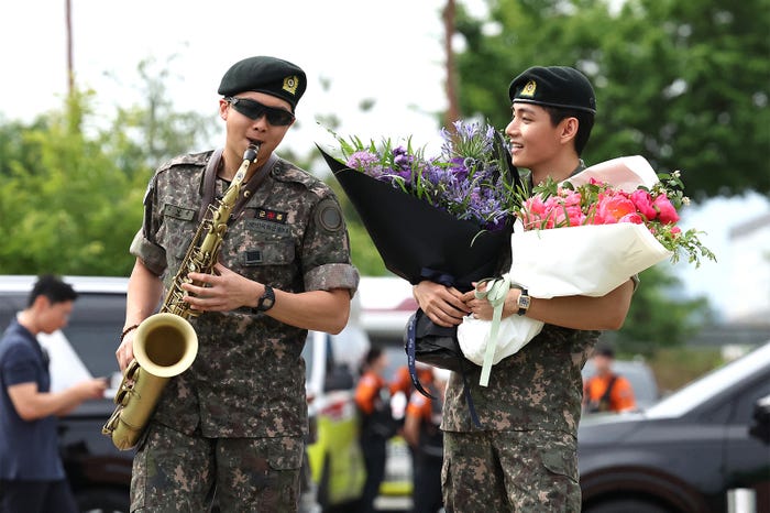 RM、V/Photo by Getty Images