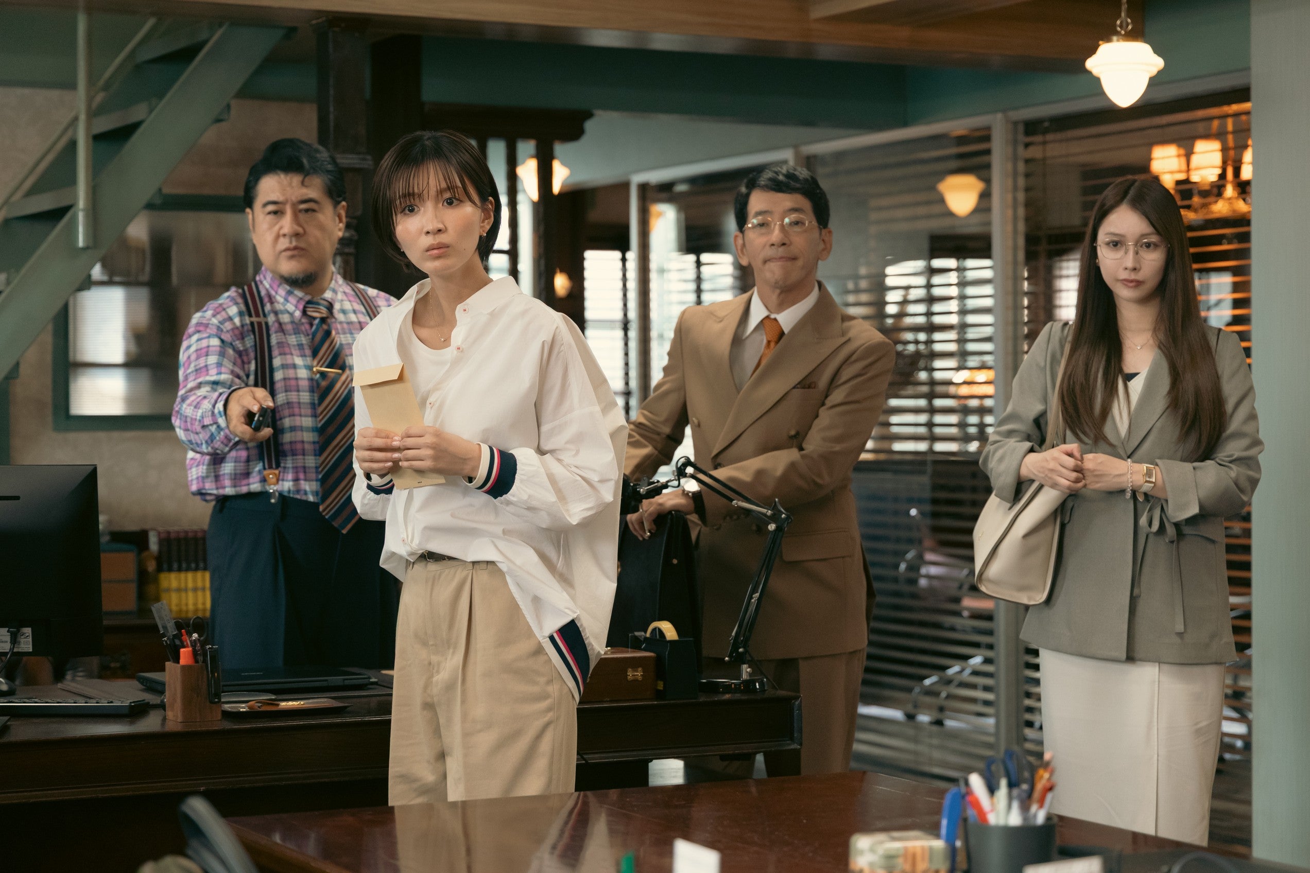 小手伸也、岡崎紗絵、野間口徹、結城モエ「プロフェッショナル 保険調査員・天音蓮」第1話（C）フジテレビ