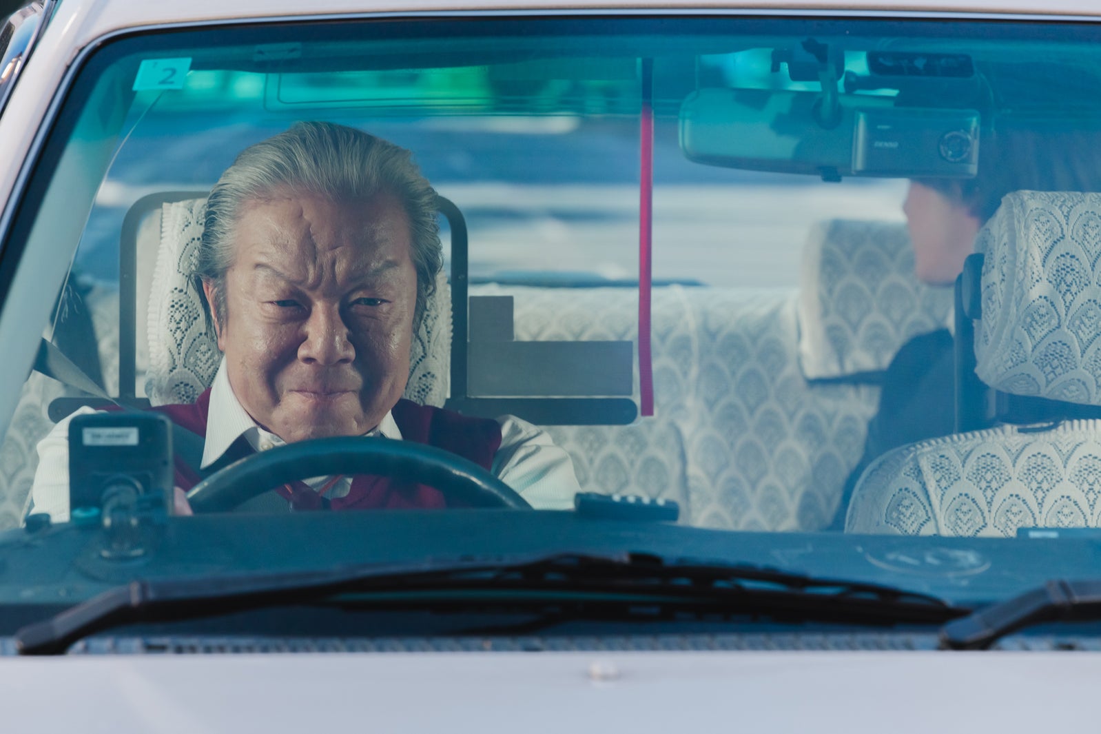 古田新太「ノンレムの窓 2025・新春」より「前の車を追ってください」（C）日本テレビ