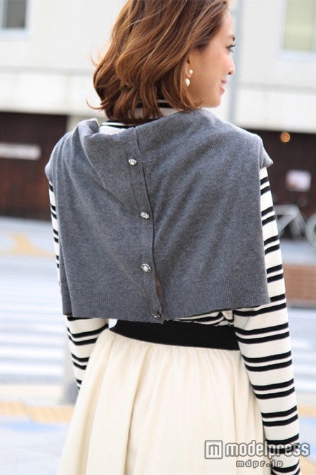 「ビジューボタン長袖カーディガン」グレー7,900円 (税込 8,532 円) ／Photo by Sweet＆Sheep