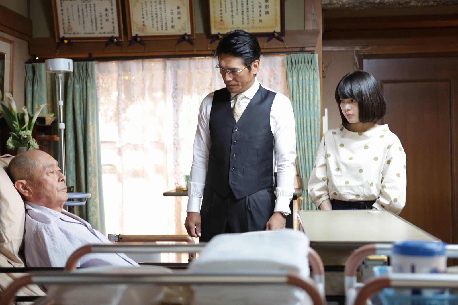 伊武雅刀、高橋克典、岸井ゆきの／「モンテ・クリスト伯 ー華麗なる復讐ー」第5話より（C）フジテレビ