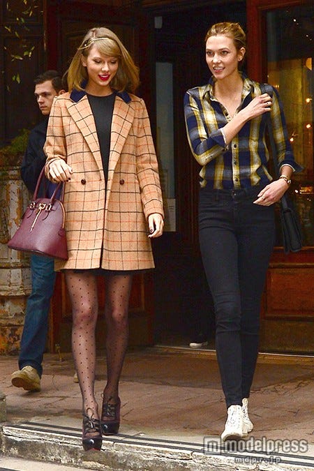 (左から)テイラー・スウィフト、カーリー・クロス/Photo:Getty Images