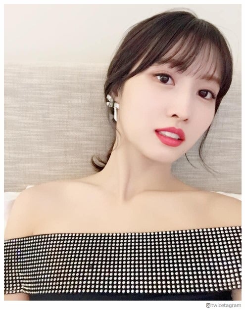 TWICEモモ、大胆肩出しショットの美貌にファン陥落「ため息が出るほど綺麗」